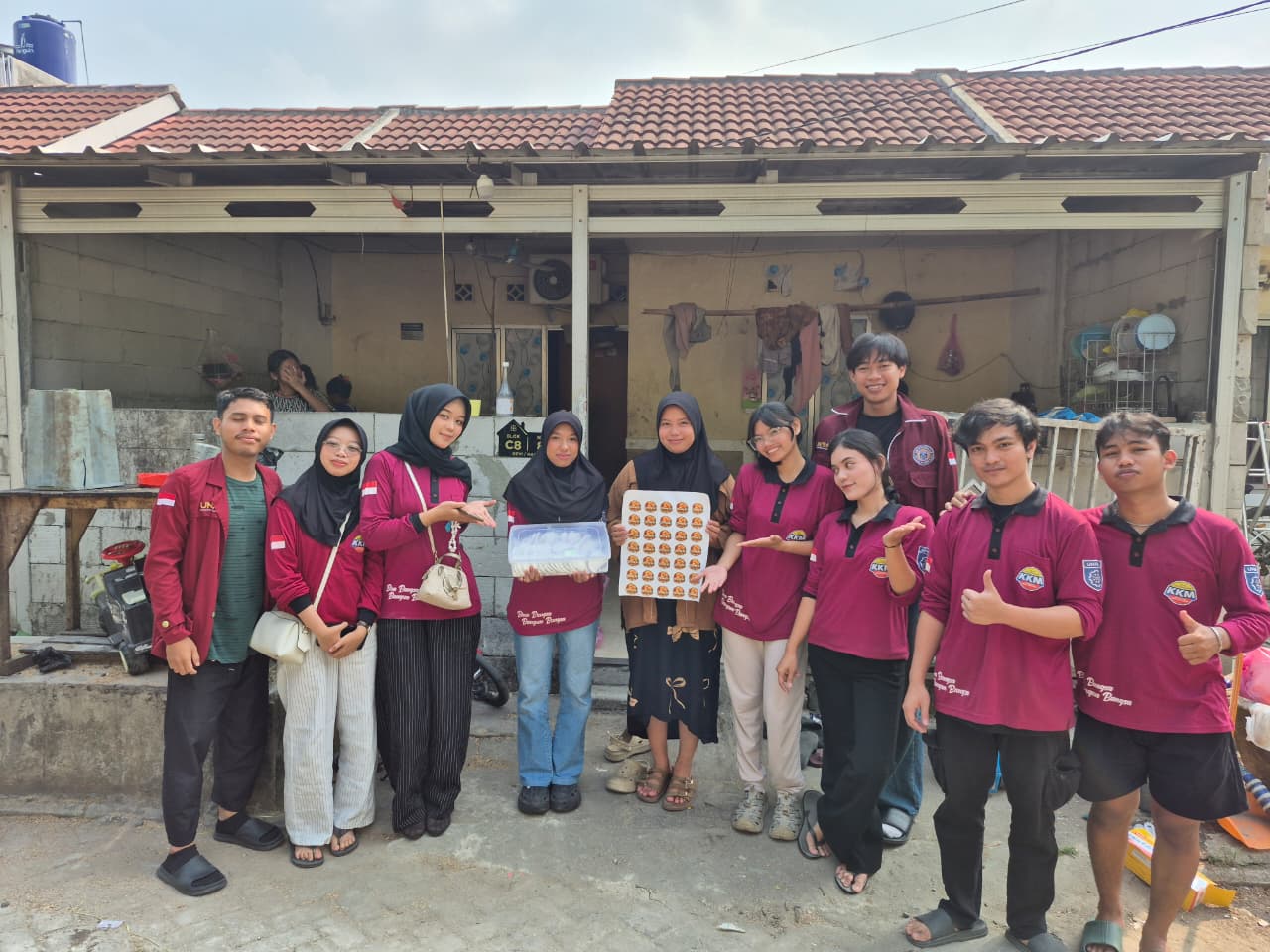 Mahasiswa KKM UNIBA Kelompok 2 Kelurahan Dalung Dampingi UMKM Cireng Isi Ayam Lumer HDA Tingkatkan Branding dan Digitalisasi Usaha