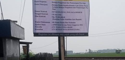 Pelaksana pembangunan Pos perlintasan kreta api.kurang nya pengawasan. Serta pembiaran tentang APD